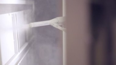 Bir ressam. Endüstriyel boya tabancası ile.