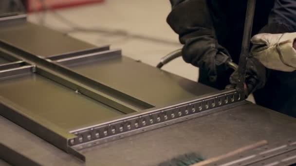 Dois soldadores trabalhando, soldando peças de metal juntos em uma fábrica industrial . — Vídeo de Stock