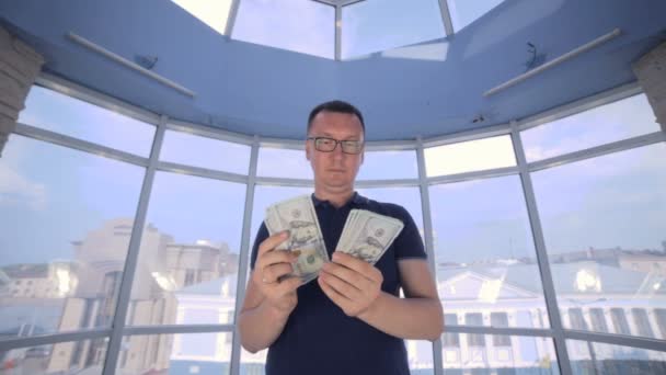 Számlálás, és dobott pénzt az ember. Amerikai dollár. — Stock videók