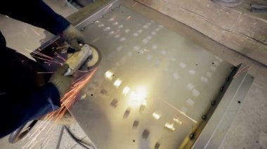 Endüstriyel değirmeni metal metal işleme tesisinde faaliyet kullanarak alt.