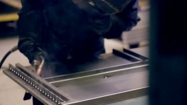 Çalışma, endüstriyel bir fabrikada birlikte metal parçalar kaynak iki kaynakçılar.