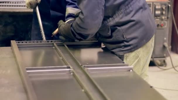 Dwóch spawaczy praca, spawanie kawałki metalu razem fabryce przemysłowej. — Wideo stockowe