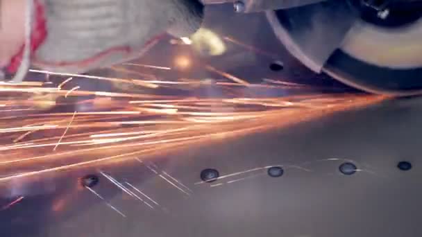 Trabalhador que utiliza moedor industrial operando com metal em uma fábrica de processamento de metais . — Vídeo de Stock