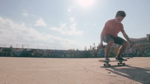 Скейтбордист робить трюк під час заходу сонця . — стокове відео