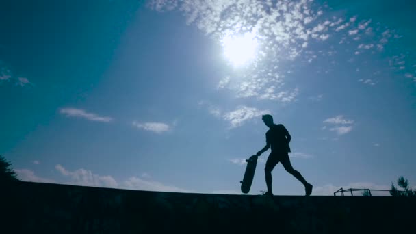 Künstlerische Skater-Silhouette bei Sonnenuntergang. Superzeitlupe. — Stockvideo