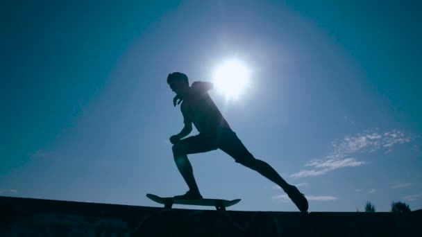 Artystyczny skater sylwetka o zachodzie słońca. Super slow motion. — Wideo stockowe