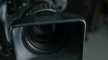 Bir yayın haber stüdyosu Studio kameraya.