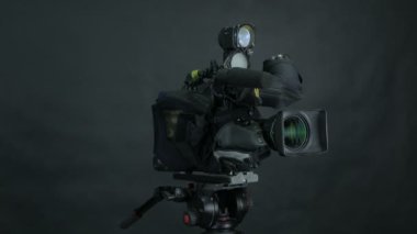 Bir yayın haber stüdyosu Studio kameraya.