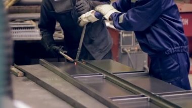 Çalışma, endüstriyel bir fabrikada birlikte metal parçalar kaynak iki kaynakçılar.