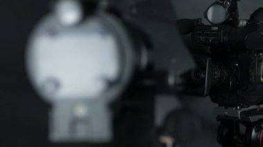 Tanınmayan tv news stüdyo profesyonel yayın kameraya. Arka plan üzerinde izole.