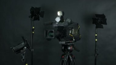 Tanınmayan tv news stüdyo profesyonel yayın kameraya. Arka plan üzerinde izole.