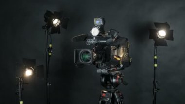 Tanınmayan tv news stüdyo profesyonel yayın kameraya. Arka plan üzerinde izole.