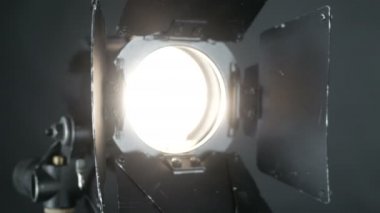 Aydınlatma donanımları, gerçek flaş veya spotlight.