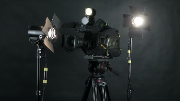 Verlichtingsapparatuur, echte flash of spotlight en omroep camera. — Stockvideo