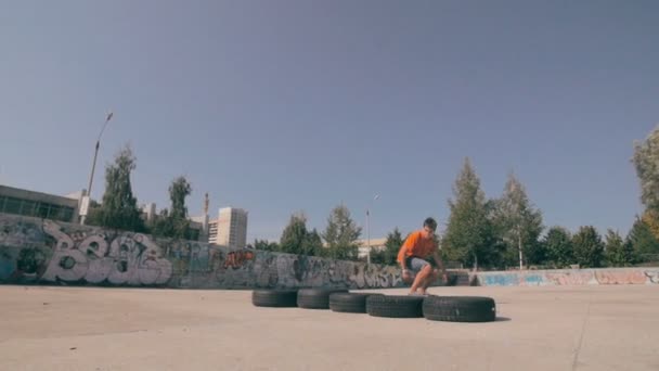 Skateboarder faire astuce au coucher du soleil . — Video