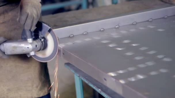 Εργαζόμενο, χρησιμοποιώντας βιομηχανική Μύλος λειτουργεί με μέταλλο σε ένα εργοστάσιο επεξεργασίας μετάλλων. — Αρχείο Βίντεο