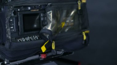 Bir yayın haber stüdyosu Studio kameraya.