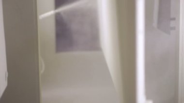 Bir ressam. Endüstriyel boya tabancası ile.