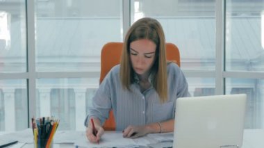 İşkadını modern ofis dizüstü bilgisayar ile çalışma.