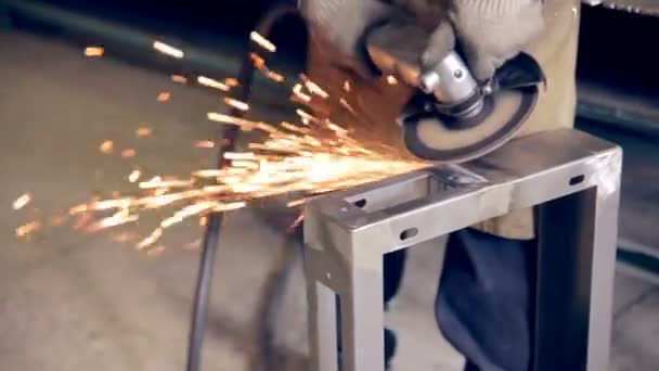 Pekerja yang menggunakan penggiling industri beroperasi dengan logam di pabrik pengolahan logam . — Stok Video