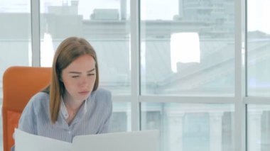 Çok yorgun, çalıştı bir genç kadının Office yakın çekim.