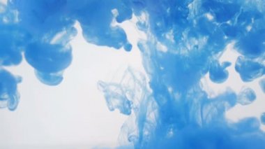 Mavi dalgalı arka plan. Suda mürekkep. HD.