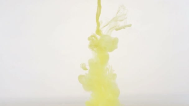 Κίτρινο φόντο αφηρημένη κυματιστές. Μελάνι σε νερό. HD. — Αρχείο Βίντεο