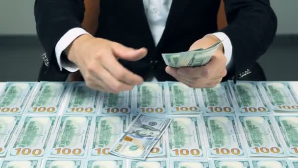 Viele hundert Dollar. Erfolgreicher Mann mit viel Geld. — Stockvideo