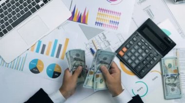 İş, yolsuzluk, rüşvet ve dolandırıcılık kavramı. Adam ellerini para alarak başka bir adamdan rüşvet. Üstten Görünüm.