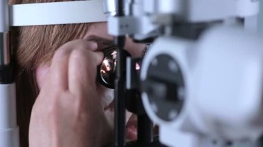 Bayan hasta tıbbi katılım optometrist at üzerinde. Çağdaş modern tıbbi ekipman.