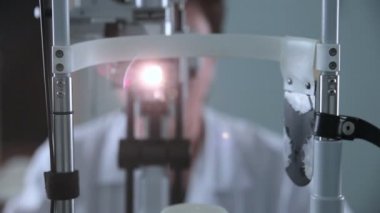 Modern tıbbi cihaz göz kontrol etmek için. Tanınmayan doktor hasta göz testi ile çalışma.