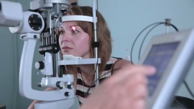 Modern tıbbi prosedür. Göz doktoru noktalarda göz incelenmesi sırasında dokunmatik ekran.