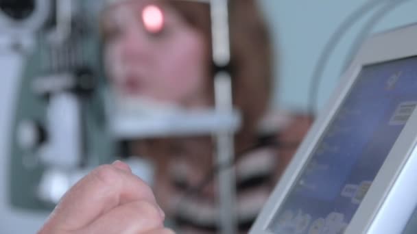 Moderne medische procedure. Oogarts punten op touchscreen tijdens de behandeling van het oog. — Stockvideo