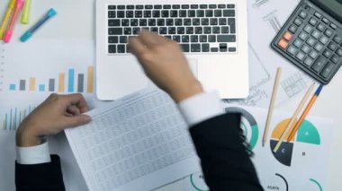 Üstten Görünüm office Resepsiyon twith laptop, mali infromation çalışma iş adamı. Görünümünün üst.