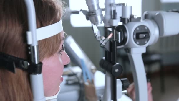 Kvinnlig patient på medicinska närvaro vid optiker. Samtida modern medicinsk utrustning. — Stockvideo