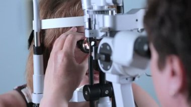 Erkek doktor gözleri ile modern tıbbi cihaz kontrol. Modern hastanede inceleyerek göz.