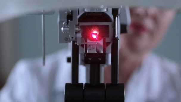 Un moderno dispositivo medico per il controllo degli occhi. Medico non riconoscibile che lavora con test oculistici del paziente . — Video Stock