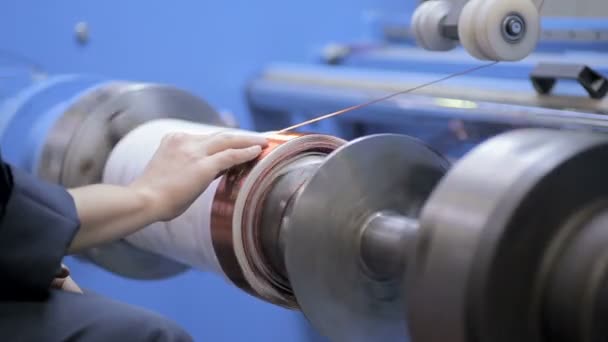 Fio de cobre ferida, enrolar bobina de cobre, fazendo bobina elétrica de um transformador. Produção de transformadores de alta tensão . — Vídeo de Stock