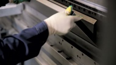 Bir fabrikada modern bir bükme endüstriyel makine üzerinde sac işçisi eller viraj.