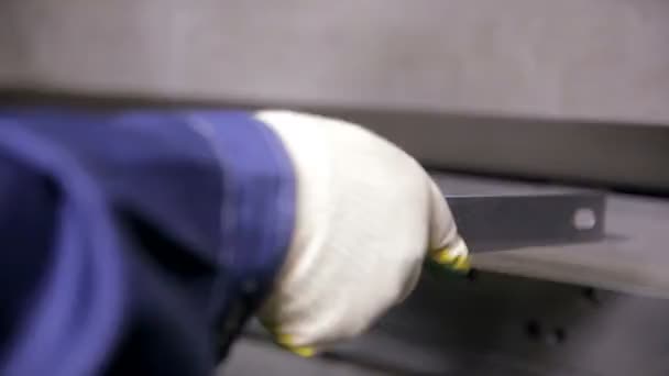 Werknemer handen buig metalen plaat op een moderne buigende industriële machine in een fabriek. — Stockvideo