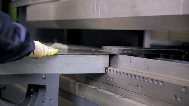 Рабочие руки изгибают металлический лист на современном станке для гибки на заводе . — стоковое видео