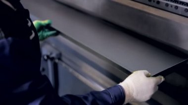 Bir fabrikada modern bir bükme endüstriyel makine üzerinde sac işçisi eller viraj.