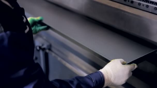 Las manos del trabajador doblan la hoja de metal en una moderna máquina industrial de flexión en una fábrica . — Vídeos de Stock