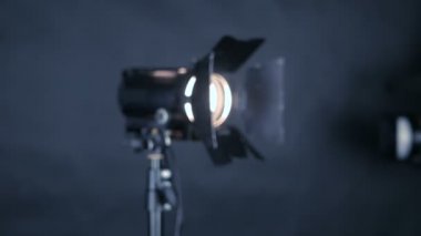 Tiyatro, Tv spot ışığı siyah arka plan üzerine.