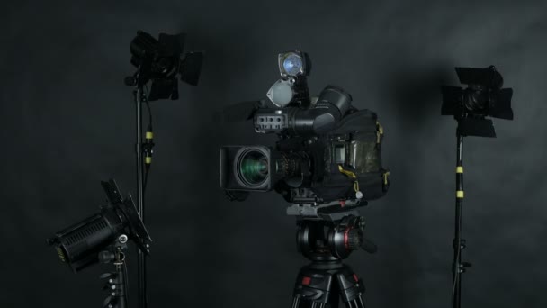 Telewizyjne Studio aparatu. Nadawanie profesjonalnego camcoder. — Wideo stockowe