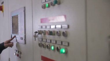 Endüstriyel makine operasyon Sanayi Fabrikası'nda dokunmatik ekranda tanınmaz halde işçi ayarlar.