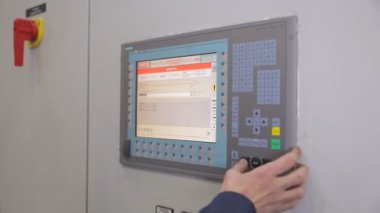 Endüstriyel makine operasyon Sanayi Fabrikası'nda dokunmatik ekranda tanınmaz halde işçi ayarlar.