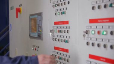 Endüstriyel makine operasyon Sanayi Fabrikası'nda dokunmatik ekranda tanınmaz halde işçi ayarlar.