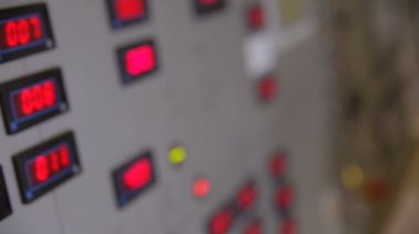 Endüstriyel kontrol paneli kırmızı basamaklı parametreleri gösterilen ekranda.