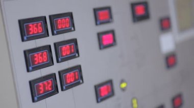 Endüstriyel kontrol paneli kırmızı basamaklı parametreleri gösterilen ekranda.